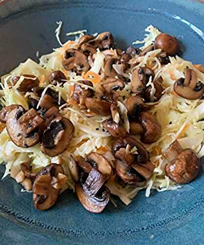 Salade de chou blanc et champignons caramélisés au soja - Piano et Mandoline