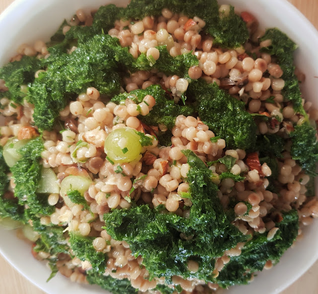 Taboulé couscous perlé, raisins, jus de persil et amandes grillées