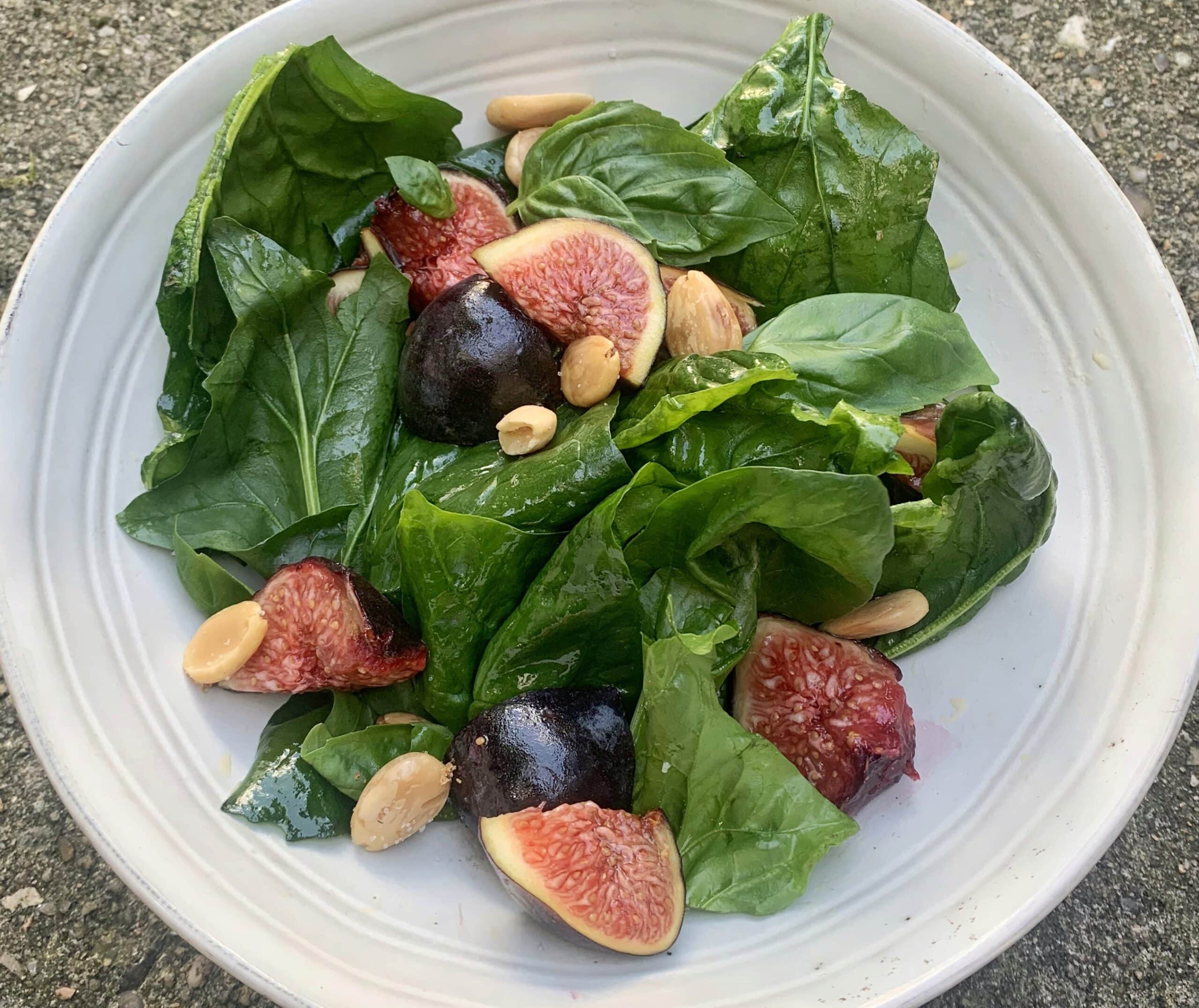 Salade de figues et épinards frais amandes et basilic