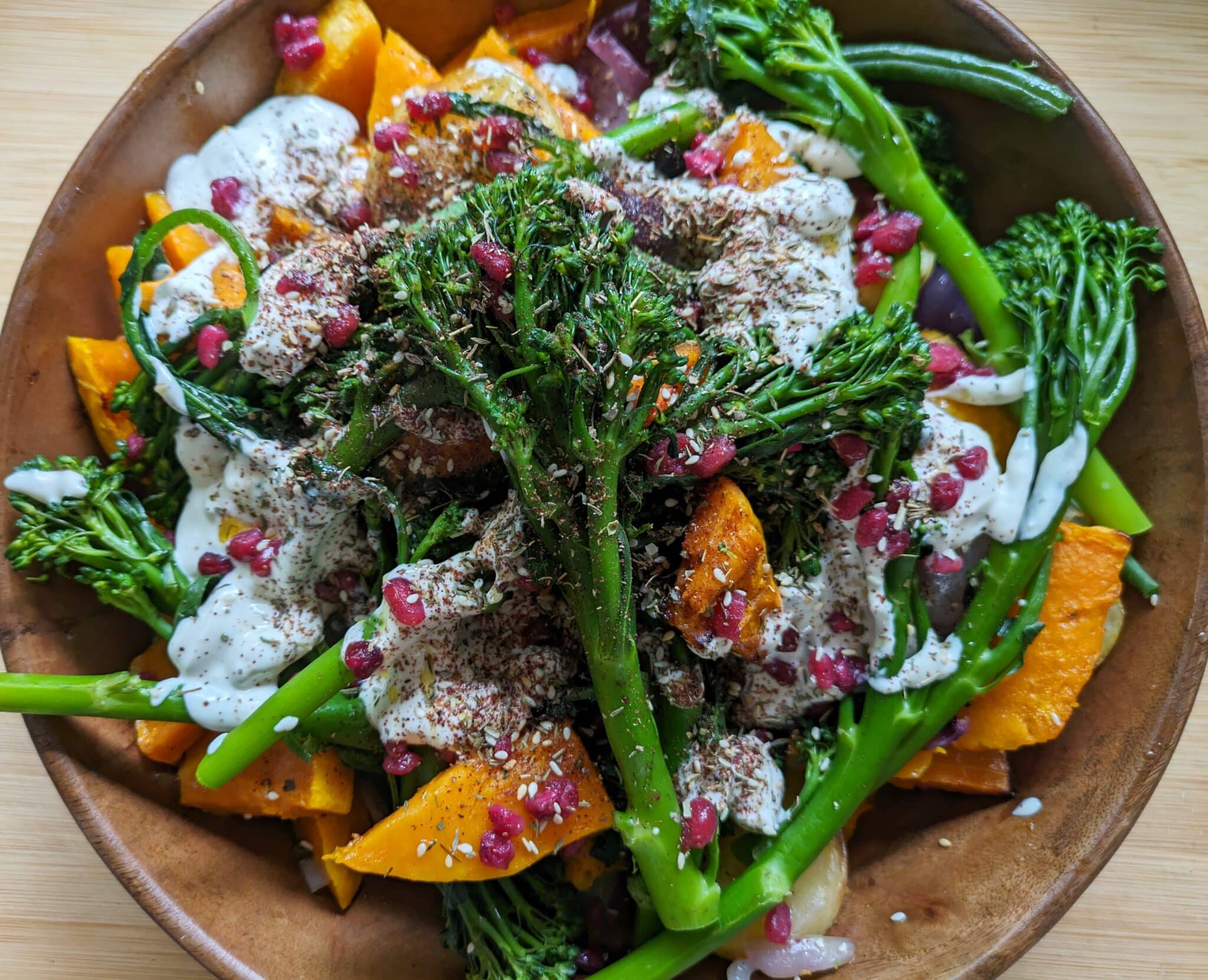 Broccolinis, oignons rouges et butternut rôtis, yaourt et zaatar