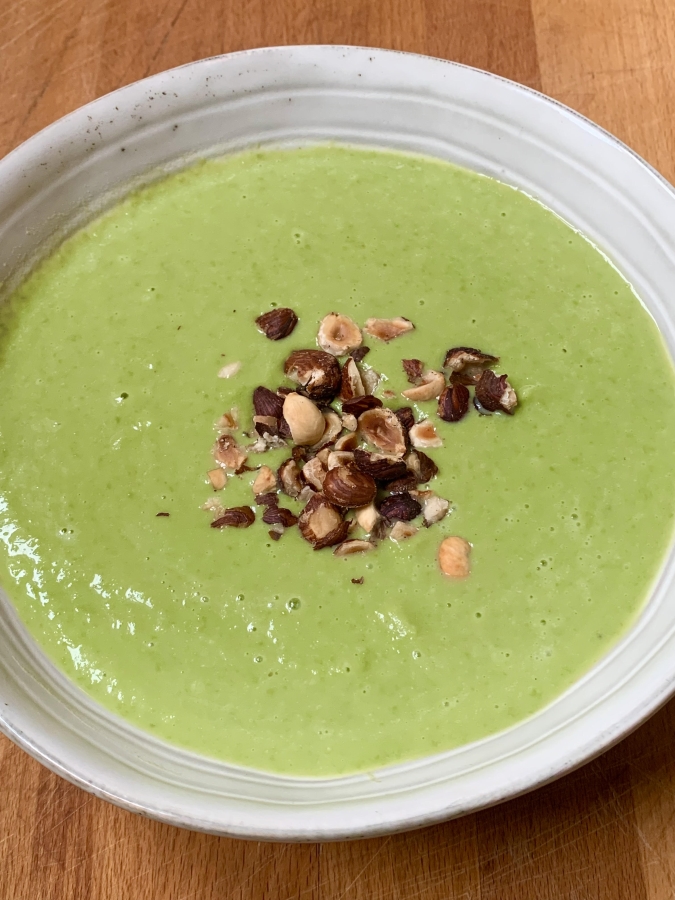 Velouté de petits pois aux noisettes torréfiées