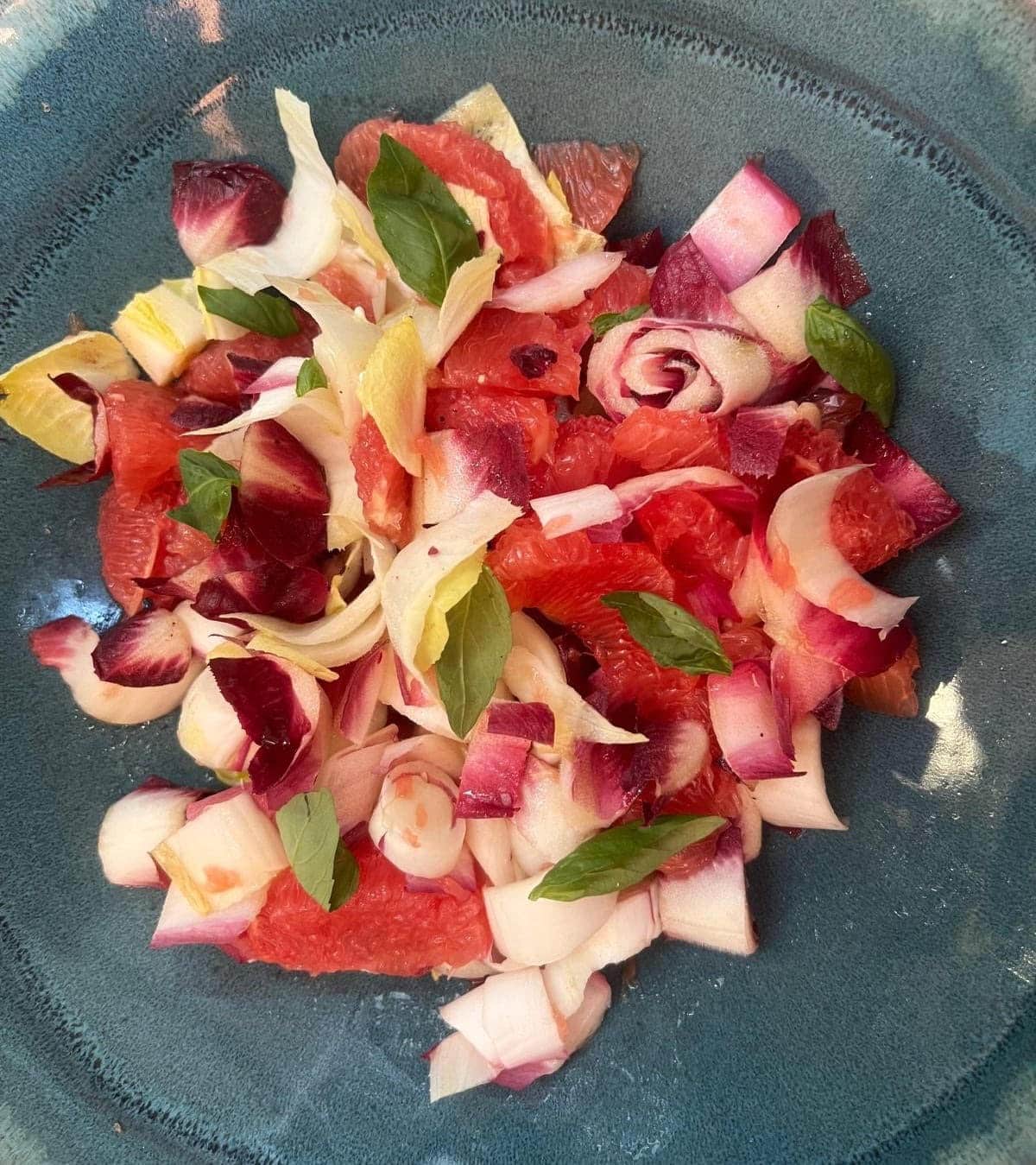 Salade de pamplemousse rose, endives et basilic