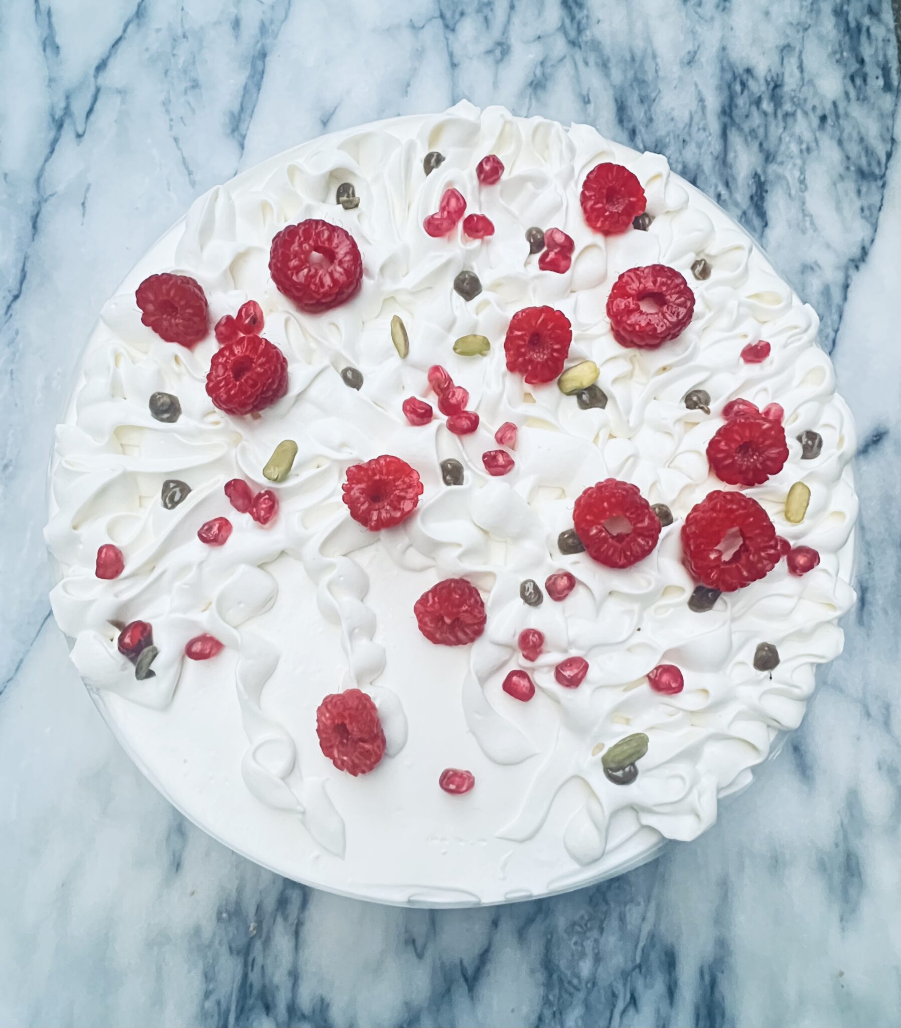 Entremet mousse au yaourt grec, insert framboise