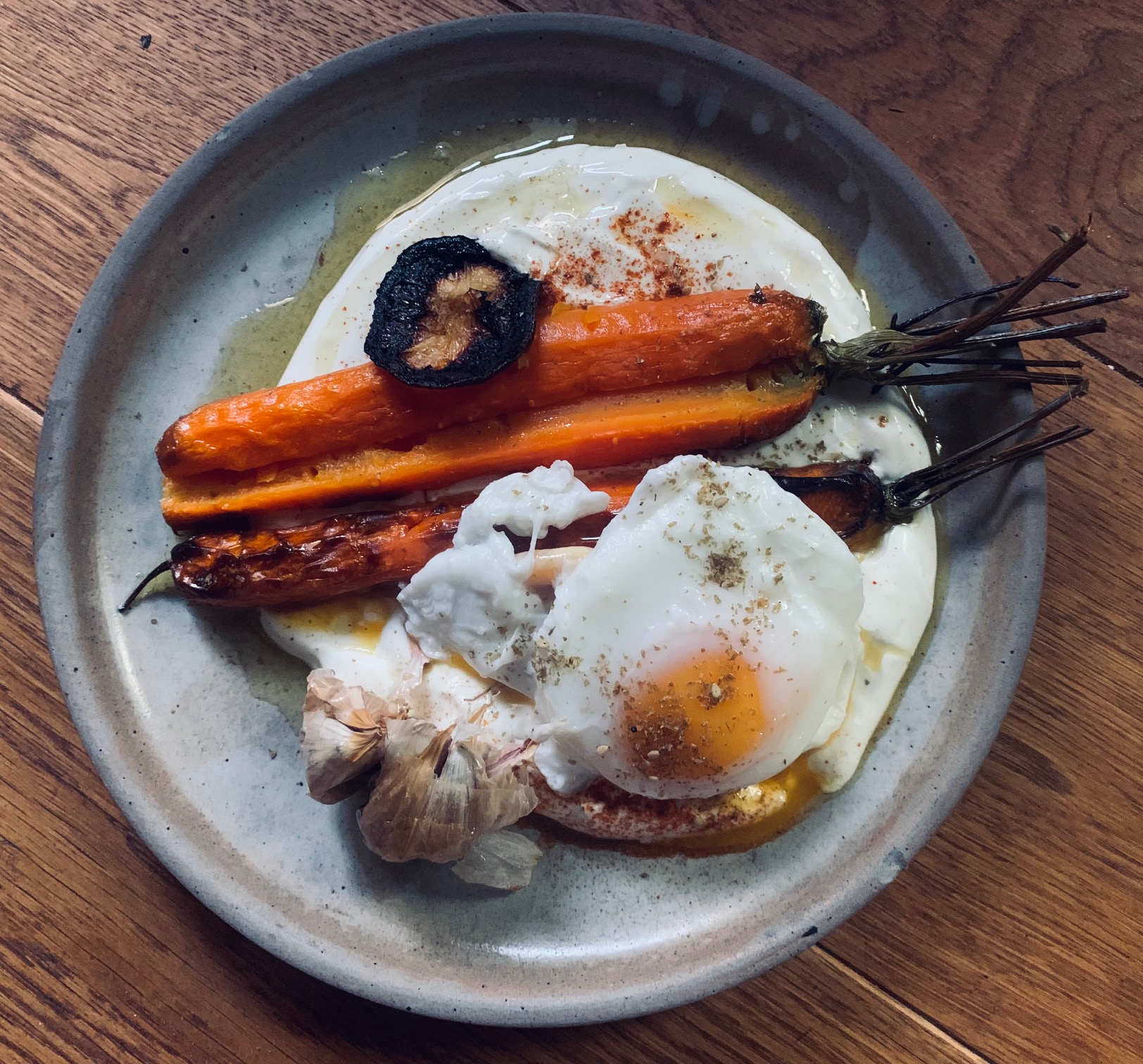 Carottes rôties au citron brûlé, ail en chemise