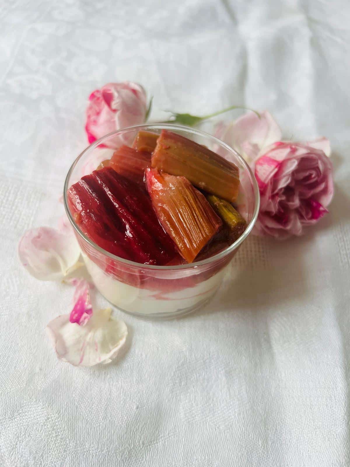 Rhubarbe rôtie au gingembre et crème légère au thé