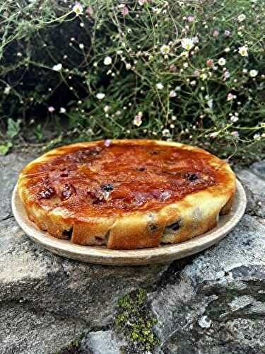 Gâteau fondant et caramélisé aux mûres sauvages