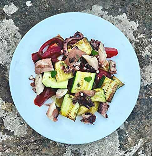 Salade de poulpe aux herbes tomates fraiches et courgettes rôties