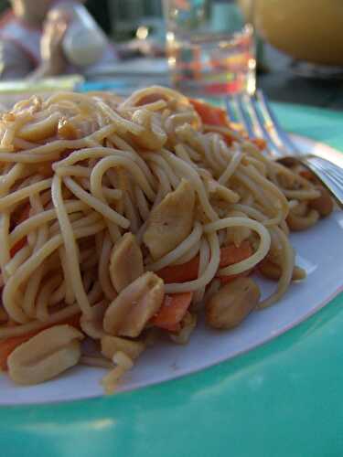 Nouilles sautées aux carottes et cacahuètes