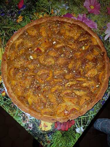 Tarte aux pêches jaunes et pistaches avec pâte sablée aux amandes