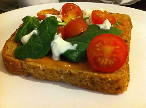 Bruschette aux épinards et tomates cerises