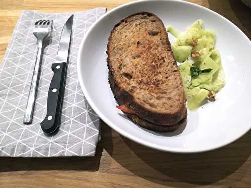 Croque-monsieur pêche-feta et salade de concombres marinés