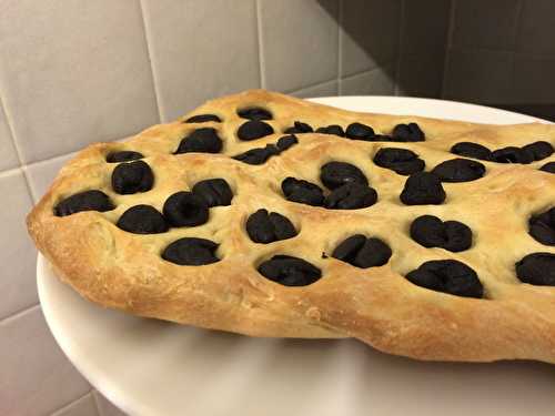 Focaccia aux olives noires