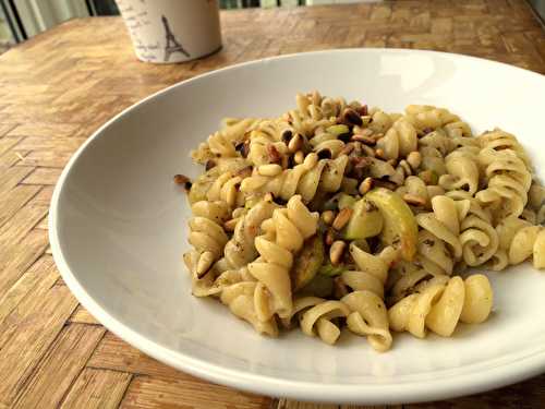 Fusilli au caviar d'aubergines, courgettes et pignons de pin