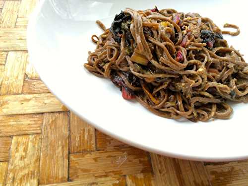 Nouilles soba sautées aux blettes arc-en-ciel et courgettes jaunes