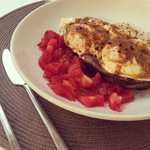 Oeufs pochés à la turque et houmous de haricots blancs