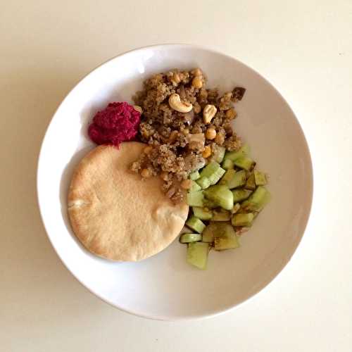 Pain pita au quinoa, oignons caramélisés, noix de cajou et houmous de betteraves