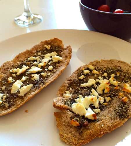 Pain pita grillé au zaatar et à la feta