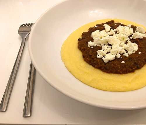 Polenta, sauce "bolognaise" aux lentilles et feta