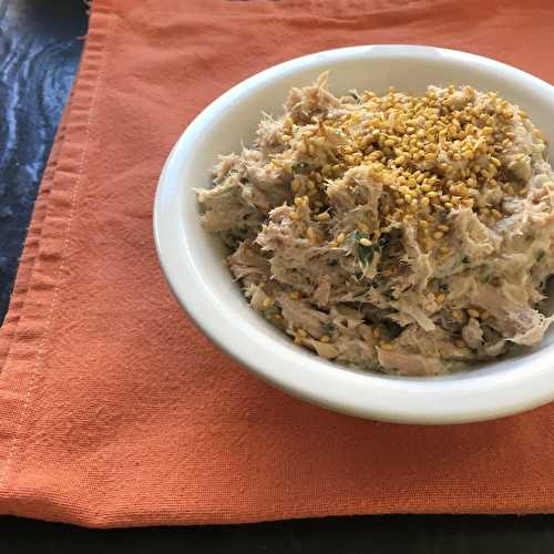 Rillettes de thon au sésame sur toasts de radis noir