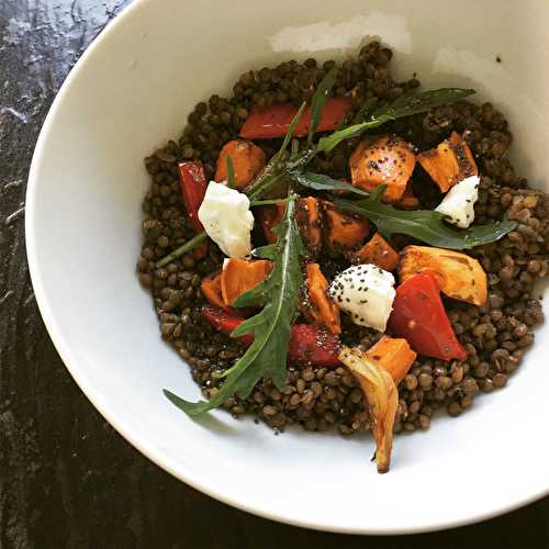 Salade de lentilles, patates douces, labneh, piquillos et sauce au gingembre