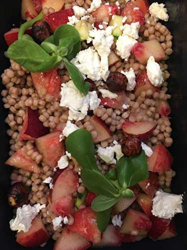 Salade de maftoul aux nectarines, noisettes caramélisées et feta