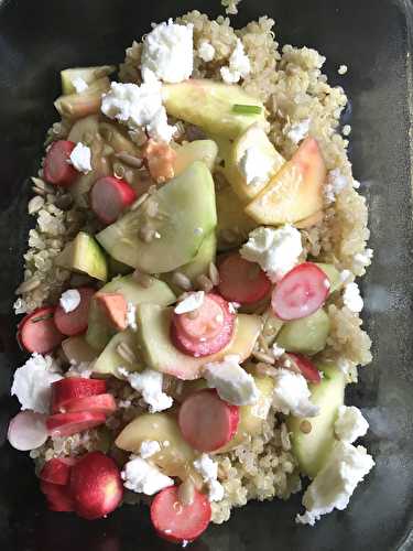 Salade de quinoa aux radis et concombres marinés et feta