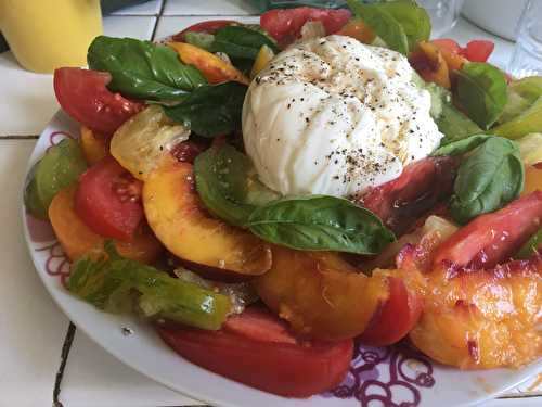Salade de tomates multicolores, nectarines et burrata