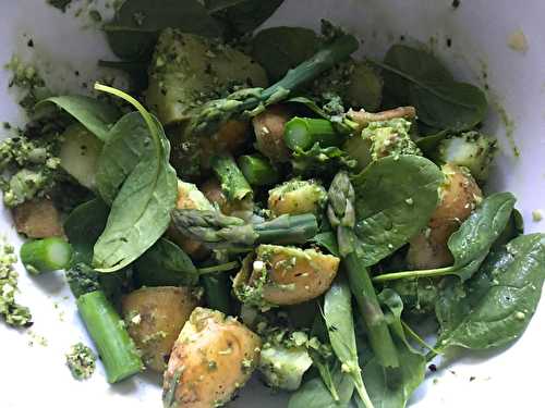 Salade printanière de pommes de terre nouvelles aux asperges et pesto de fanes de radis - Recettes vertes pour cordons bleus