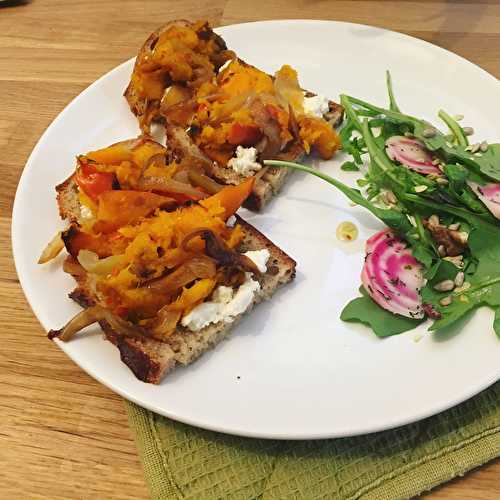 Tartines à la courge rôtie, oignons confits au vinaigre de cidre et ricotta de brebis