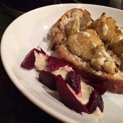 Tartines au chou fleur rôti au cumin, et sauce au tahiné