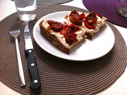 Tartines au houmous de haricots blancs, poivrons grillés et tomates rôties à la harissa