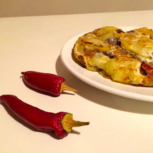 Tortilla aux pommes de terre, chorizo et piquillos