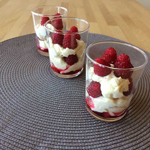 Verrines de mousse au chocolat blanc et framboises