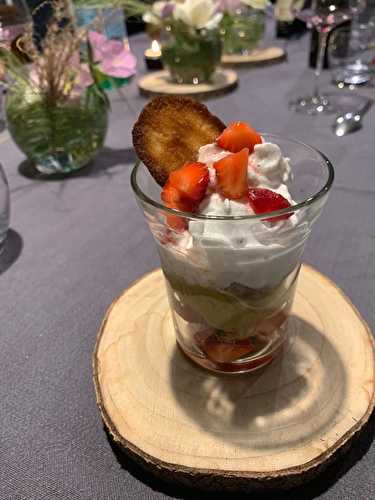 Verrines fraises, rhubarbe et chantilly coco au basilic et gingembre