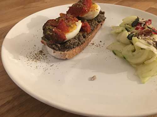 Tartines au caviar de lentilles, oeufs mollets et tomates confites à la harrissa