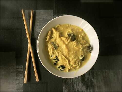 Soupe coco citronnelle au poulet et champignons noirs