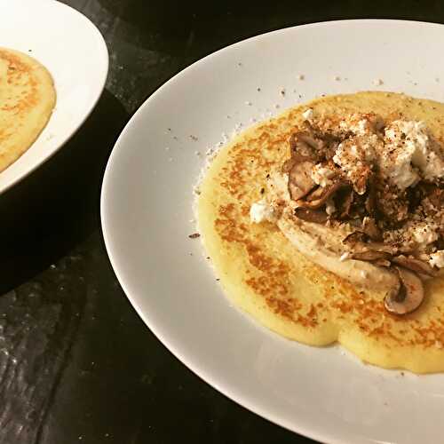 Pancakes à l'anglaise, champignons, feta, houmous et dukkah