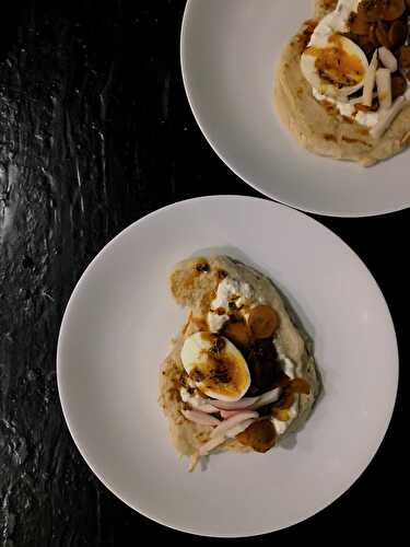 Naans maison aux carottes épicées, oeufs mollets, et radis marinés