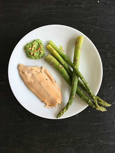 Truite aux asperges vertes et pesto d'ail des ours