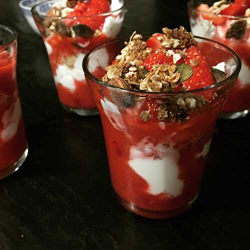 Verrines de fraises, yaourt grec et granola