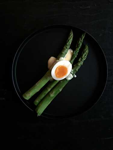 Asperges vertes, oeufs mollets et hollandaise à l'estragon