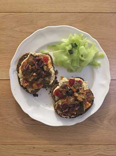 Tartines au houmous, aubergines rôties, confit de poivrons et harissa