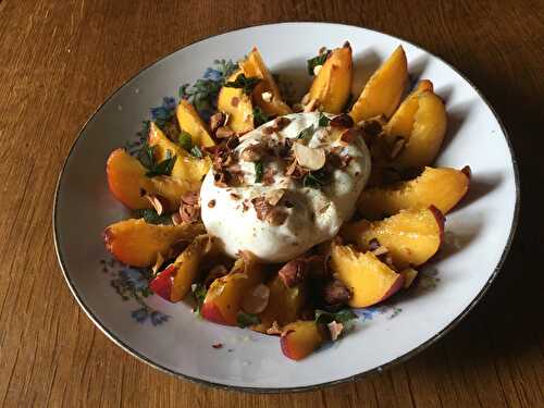 Burrata, nectarine et verveine citronnée