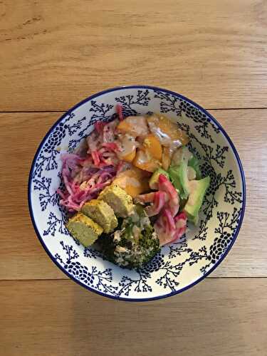 Buddha bowl au kaki, sauce tahini et miso