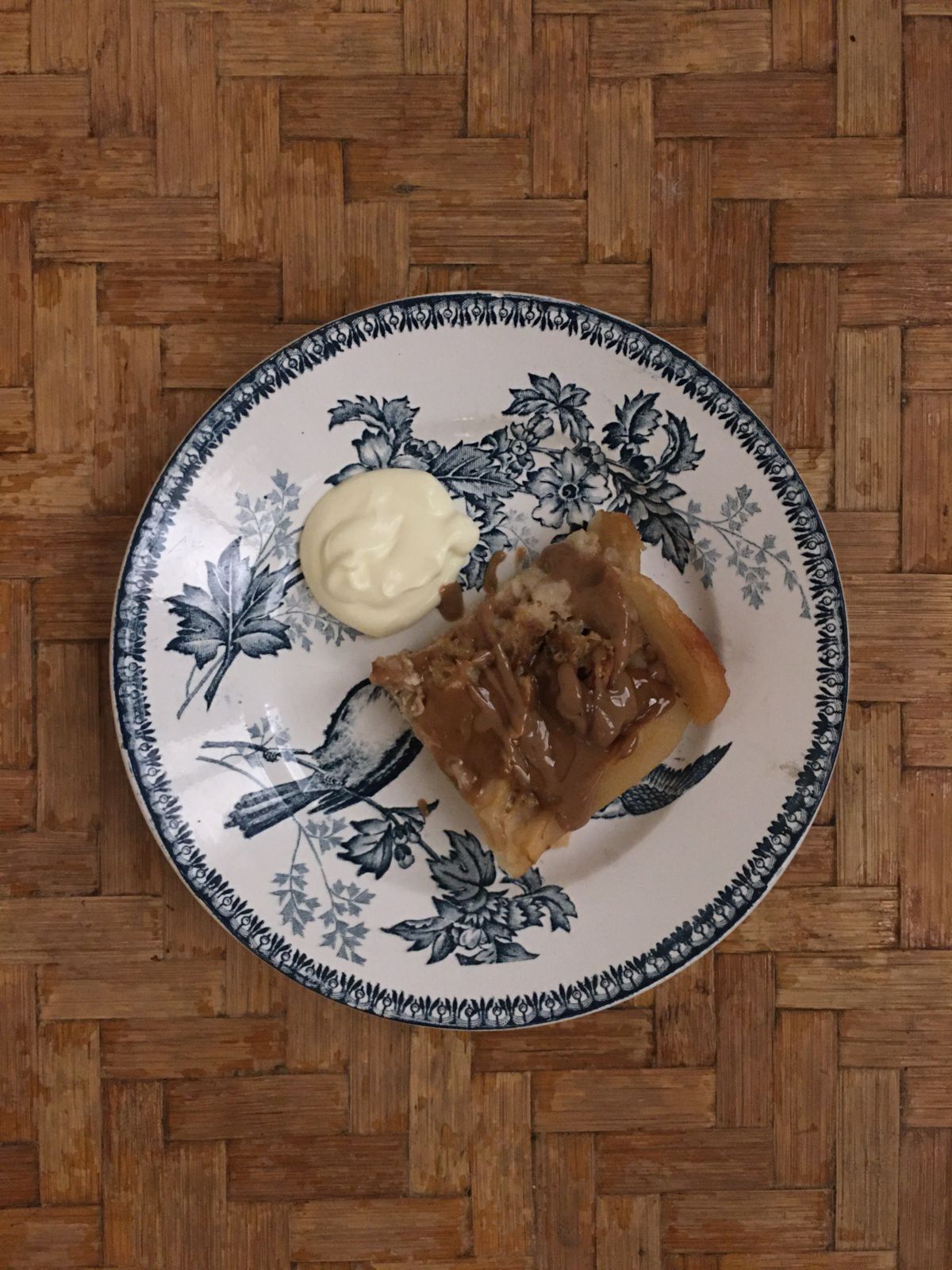 Gâteau de pain perdu aux poires et noisettes 