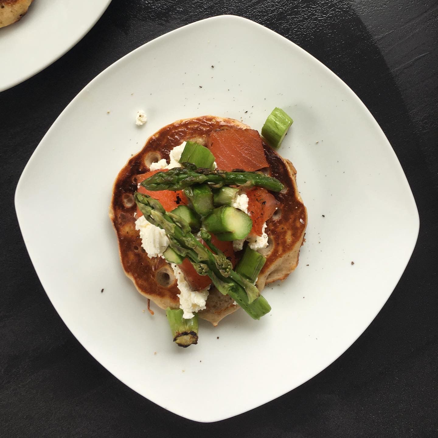 Blinis de sarrasin aux asperges et saumon fumé 