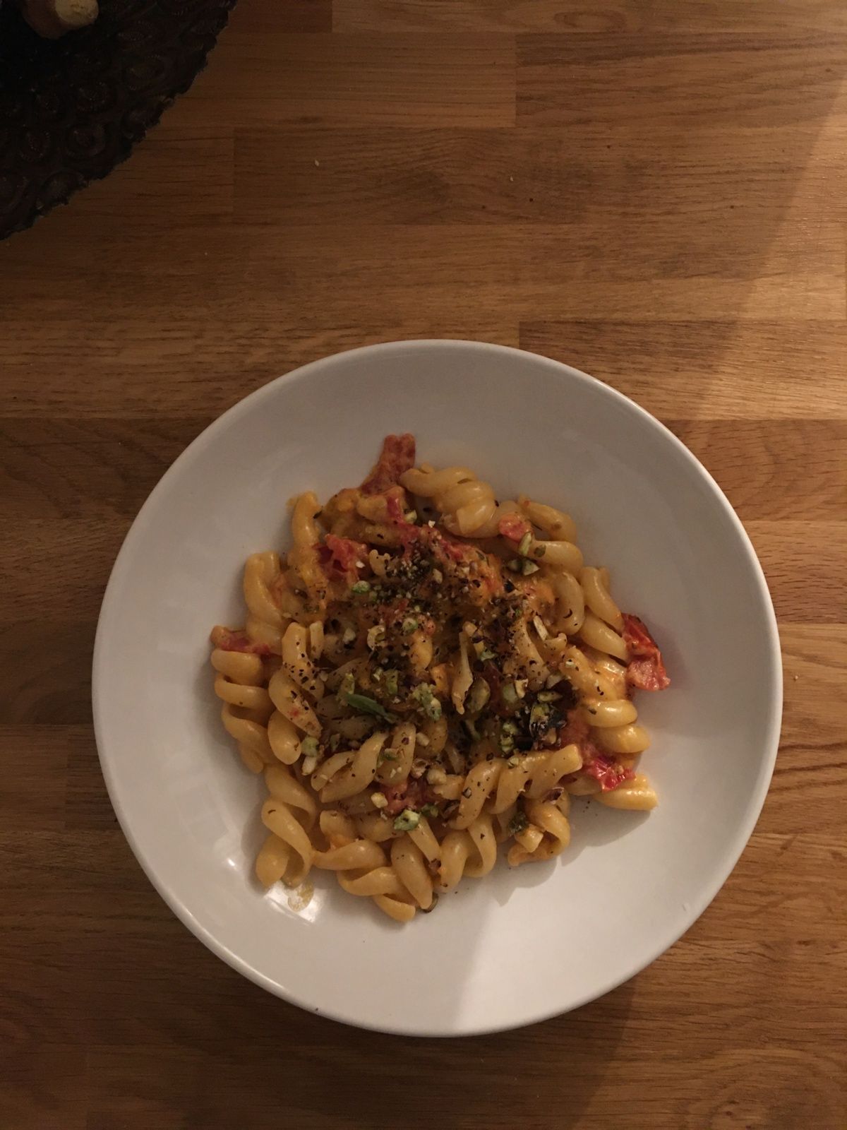 Fusilli, tomates crémées et pistaches