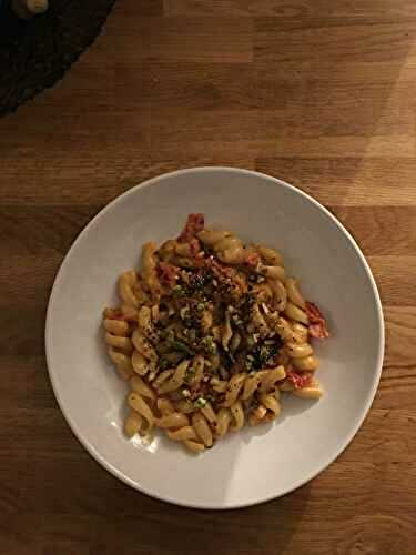 Fusilli, tomates crémées et pistaches