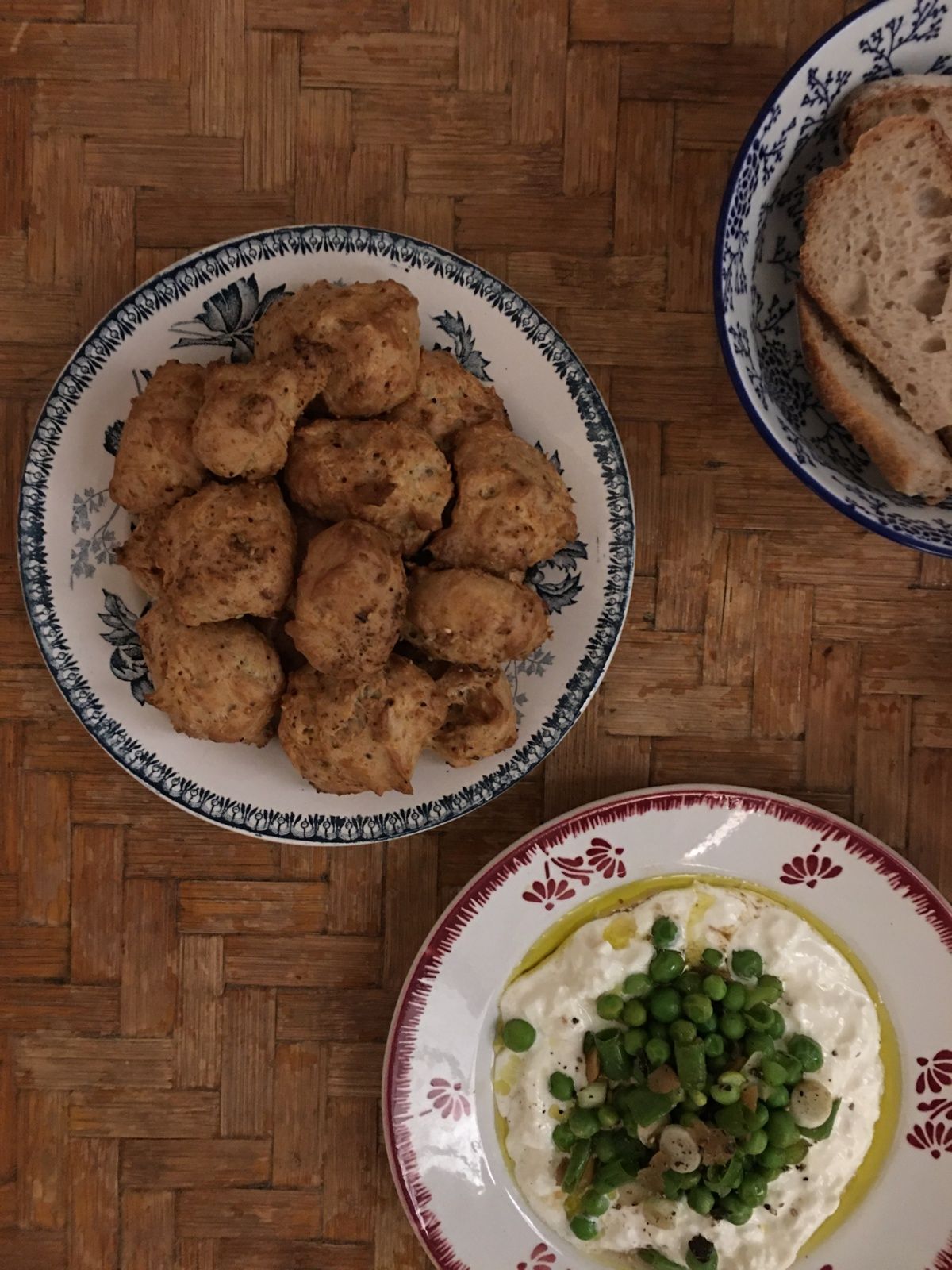 Gougères au zaatar et au comté 
