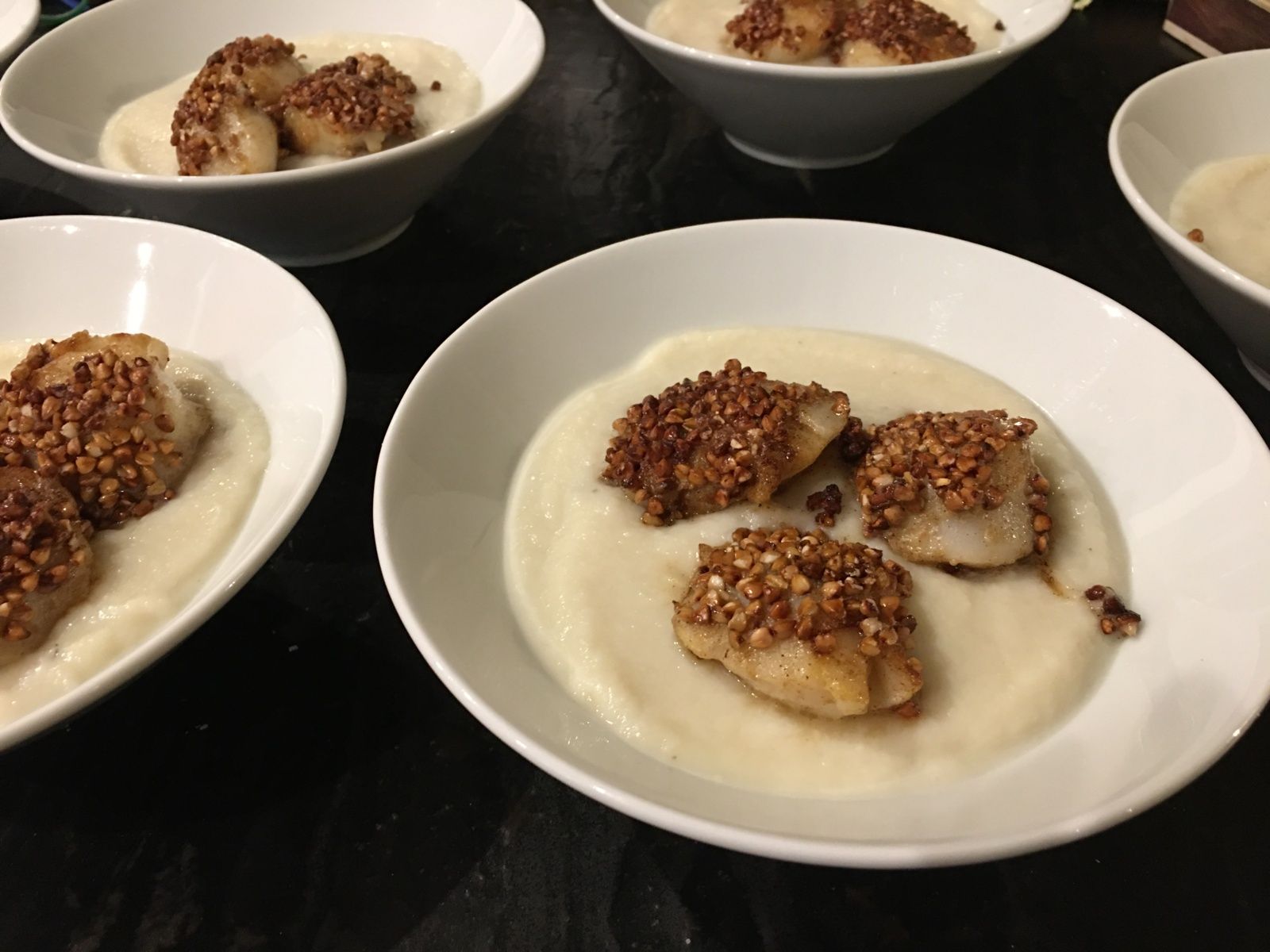 Noix de St-Jacques panées au sarrasin et mousseline de chou-fleur 